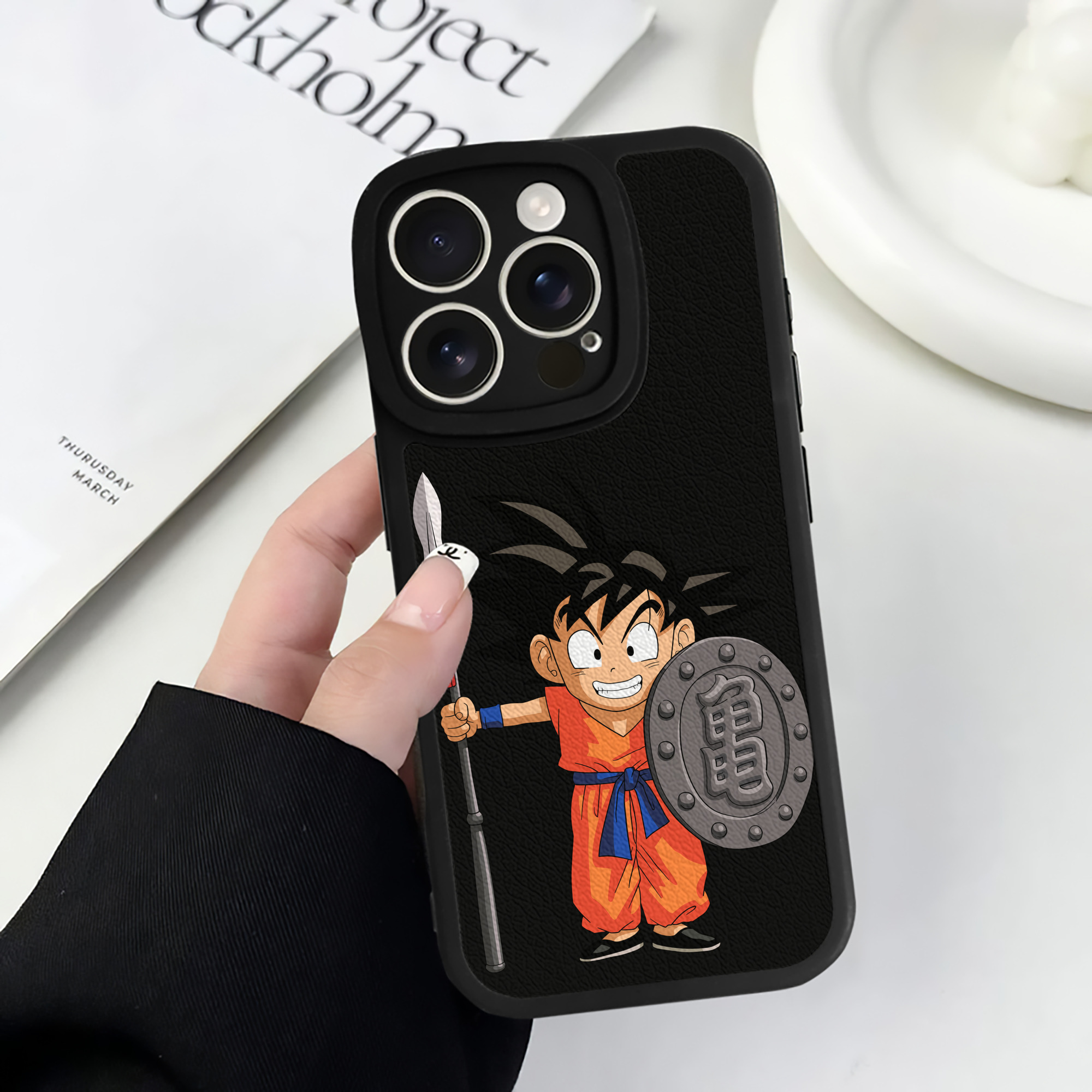 （画像用） ドラゴンボール 孫悟空（そん ごくう）Son Goku カカロット DRAGON BALL Kakarotto 【iPhone 16シリーズ対応】シリコンスマホケース（レザー調） 材質：シリコン